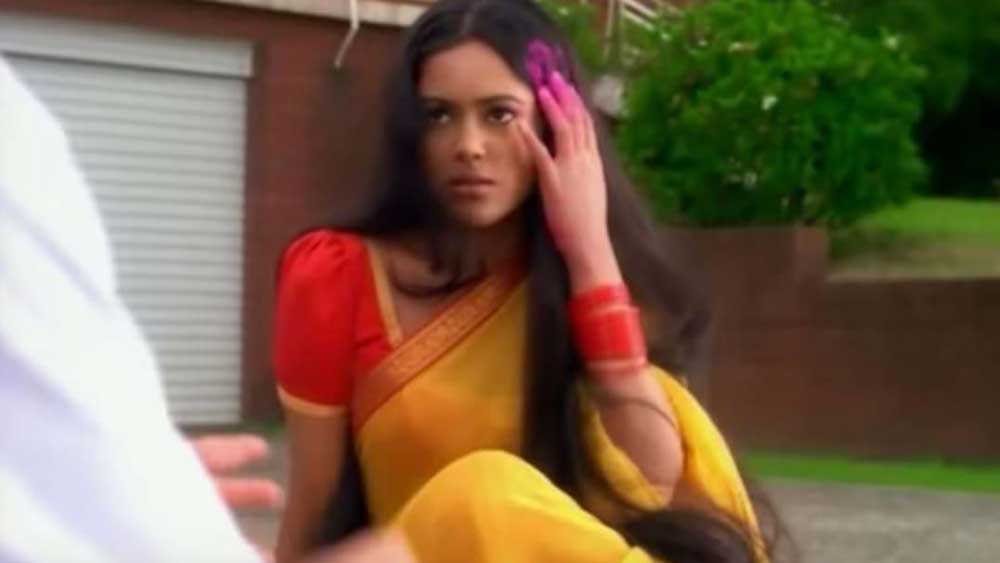 বম্বে স্কটিশ স্কুল এবং সিডেনহ্যাম কলেজ থেকে পড়াশোনার পরে মডেলিং শুরু করেন সমীরা। ১৯৯৭ সালে তিনি পঙ্কজ উধাসের একটি গজলের ভিডিয়োতে অভিনয় করেন। মিউজিক ভিডিয়োর নাম ছিল ‘অউর আহিস্তা’।