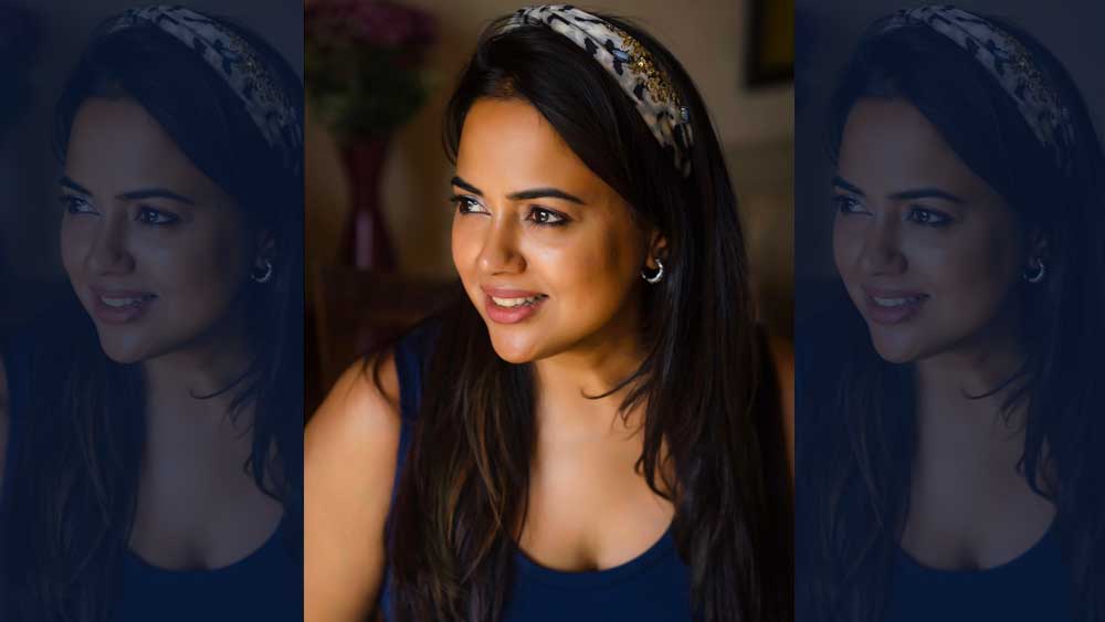 সমীরা যখন বলিউডে কাজ করছিলেন তখন পরিচালক সঞ্জয় গুপ্তর সঙ্গে তাঁর সম্পর্কের কথা শোনা যায়। পাশাপাশি ব্যবসায়ী সামশুর লালানির সঙ্গেও তাঁর প্রেম ছিল বলে গুঞ্জন। দক্ষিণের ইন্ডাস্ট্রিতে এনটিআর জুনিয়রের সঙ্গেও তাঁর প্রেম ছিল বলে দাবি নায়িকার ঘনিষ্ঠ মহলে।