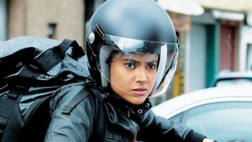 দক্ষিণী ইন্ডাস্ট্রিতে তিনি যখন সর্বোচ্চ পারিশ্রমিক পাওয়া নায়িকা, তখন তাঁকে আবার ডাকে বলিউড। তিনি অভিনয় করেন প্রিয়দর্শনের ছবি ‘তেজ’-এ। কিন্তু এই ছবি আশানুরূপ ফল করেনি বক্স অফিসে। তবে অন্য দিক দিয়ে এই ছবি সমীরার জীবনের মোড় ঘুরিয়ে দেয়।