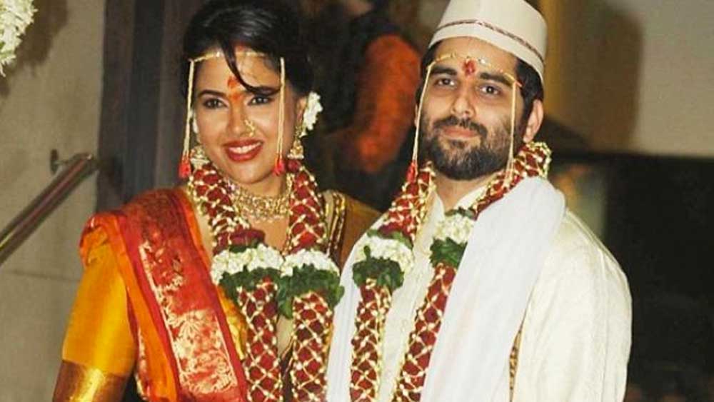 ২০১২ সালে ‘তেজ’-এ অভিনয় করার সময়েই তাঁর সঙ্গে আলাপ হয় অক্ষয় বর্দের। সিনেমার জন্য কাস্টমাইজড বাইকের যোগান দিতেন অক্ষয়। ২ বছরের প্রেমপর্বের পরে অক্ষয়কে বিয়ে করেন সমীরা।