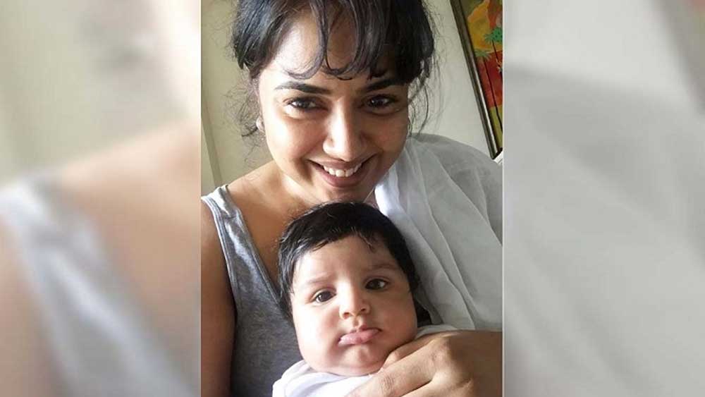 বিয়ের পরে অভিনেত্রী জীবনকে সম্পূর্ণ বিদায় জানান সমীরা। তাঁর একমাত্র ধ্যানজ্ঞান হয় নিজের সংসার। ২০১৫ সালে জন্ম হয় তাঁর প্রথম সন্তান হন্স-এর। সে সময় সমীরার ওজন হয়ে গিয়েছিল ১০২ কেজি।