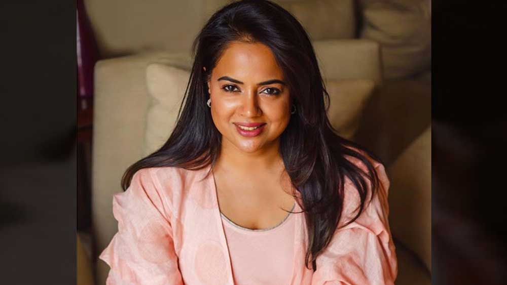 নিজের চেহারা এতটাই হতাশ হয়ে পড়েছিলেন, বাড়ি থেকে বেরনোই বন্ধ করে দেন তিনি। শুধু মনে হত, লোকে কী বলবে তাঁকে দেখে! ডিপ্রেশনের শিকার হয়ে পড়েছিলেন তিনি।