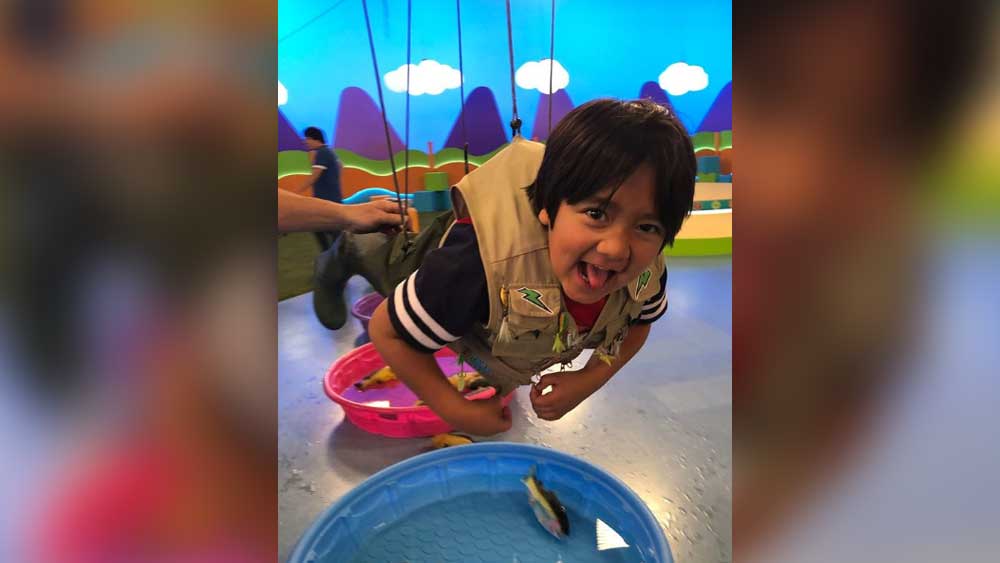 টেক্সাসের বাসিন্দা রায়ানের ইউটিউব চ্যানেলের নাম ‘রায়ানস ওয়ার্ল্ড’। সেখানে তার কাজ হল বাক্স থেকে খেলনা বার করে সেগুলির রিভিউ করা। নেটাগরিকদের কাছে তুমুল জনপ্রিয় তার চ্যানেল।