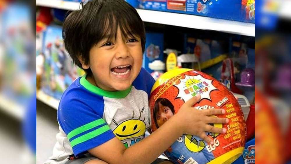 তার আগে সে অন্য টয় রিভিউয়ার বা খেলনা সমালোচকদের ভিডিয়ো দেখত। তাদের মতো সেও টয় রিভিউয়ার হতে চায়— আবদার করত মায়ের কাছে।