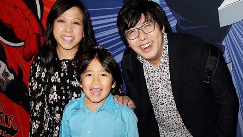 এই ইচ্ছেপূরণে ছেলের পাশে দাঁড়িয়েছিল তার পরিবার। তাদের পারিবারিক পদবি ছিল ‘গুয়ান’। সেখান থেকে তাঁরা সকলে ‘কাজি’ হয়ে যান।