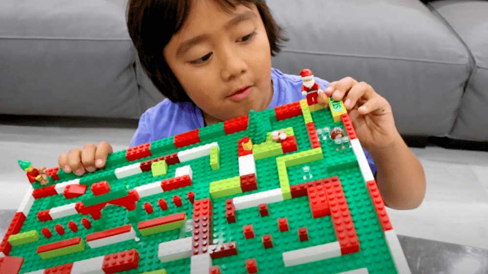 তা ছাড়া, রায়ানের চ্যানেলের মূল দর্শক হল প্রি স্কুল বাচ্চারা। তারা বিজ্ঞাপন এবং রিভিউ-এর মধ্যে পার্থক্য বোঝে না। ফলে তাদের শিশুমনের উপর ভিডিয়োগুলির প্রভাব সবসময় ভাল হয় না বলেই অভিযোগ।