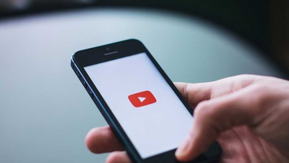 ফোর্বস-তালিকার দ্বিতীয় স্থানে আছে জিমি ডোনাল্ডসন। নেট-দুনিয়ায় তাঁর পরিচয় ‘মিস্টার বিস্ট’ বলে। ২২ বছর বয়সি এই ইউটিউবার নানা রকমের স্টান্ট দেখান। তৃতীয় স্থানে জায়গা পেয়েছে পাঁচ বন্ধুর দল ‘ড্যুড পারফেক্ট’। ‘মিস্টার বিস্ট’ এবং ‘ড্যুড পারফেক্ট’-এর ১ বছরের উপার্জন যথাক্রমে ২ কোটি ৪০ লক্ষ ও ২ কোটি ৩০ লক্ষ ডলার।