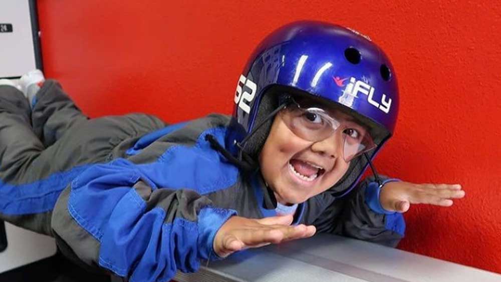 তাঁদের সকলকে টেক্কা দিয়েছে ৯ বছরের রায়ান। আন্তর্জালে খেলাঘর সাজিয়ে একরত্তি বয়সেই সে কোটিপতি।