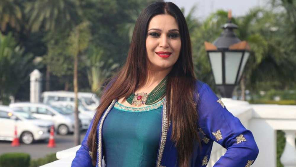 নিকির জন্ম মুম্বইয়ে, ১৯৭২ সালের ২৬ সেপ্টেম্বর। সান্তা ক্রুজের সেন্ট টেরেসাজ কনভেন্ট স্কুলে তাঁর পড়াশোনা। আটের দশকের শেষ থেকেই তাঁকে দেখা যেত বিভিন্ন বিজ্ঞাপনে।