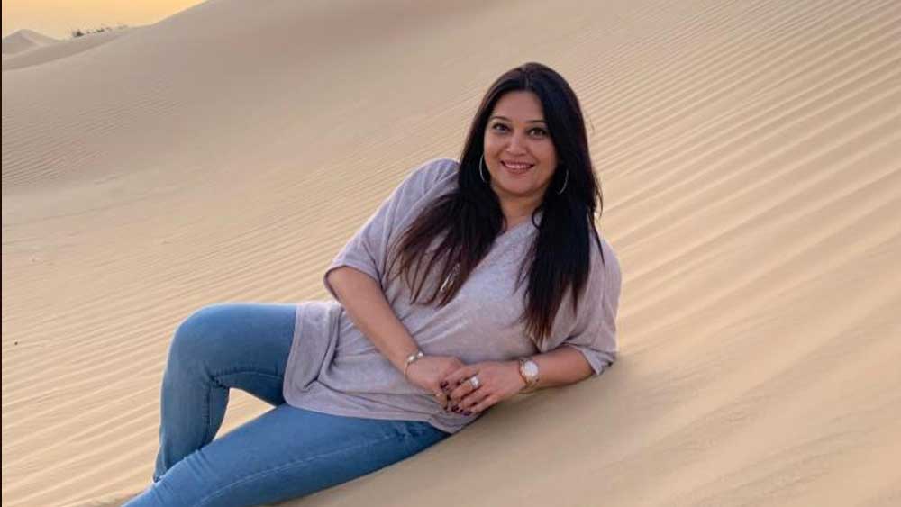 এখন অবশ্য তিনি বহু দিন লন্ডনবাসী। স্বামী এবং দুই সন্তান শন-সাব্রিনাকে নিয়ে টেমসের তীরের শহরেই তাঁর ভরপুর সংসার। পরবর্তীতে কাজ করেছেন জি টিভি ইউ কে-তেও।