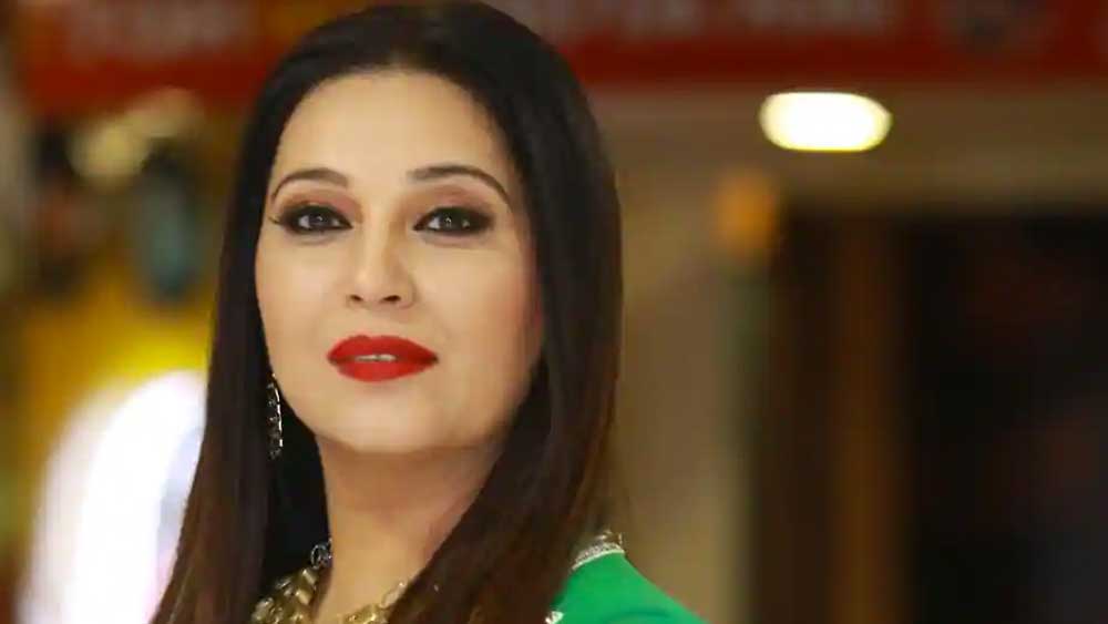 সংসারে ব্যস্ত হয়ে পড়লেও এখনও অভিনয় পুরোপুরি ছাড়েননি তিনি। কাজ করেছেন ওয়েব সিরিজেও। অতীতে জনপ্রিয়তার নিরিখে স্মৃতি ইরানির প্রতিযোগী এই অভিনেত্রী আজও ছোট পর্দার দর্শকদের নস্টালজিয়া।