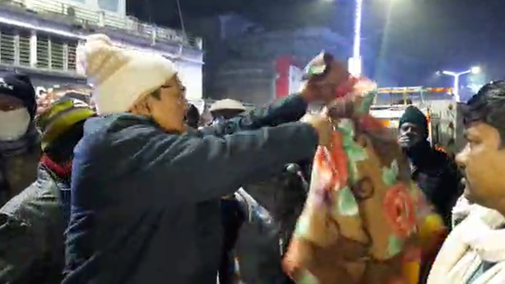 Raiganj MLA gives blankets to the homeless poors dgtld