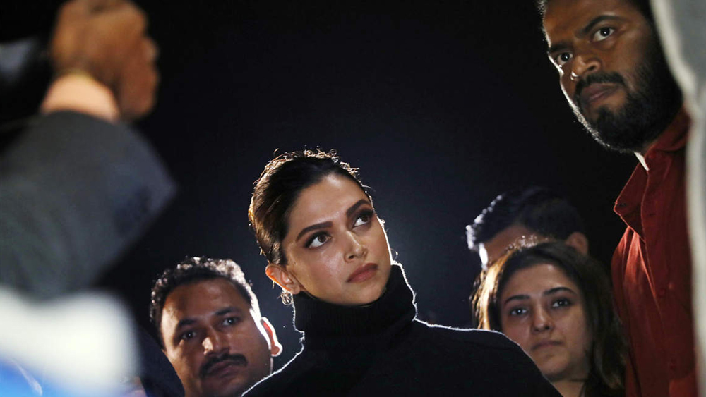 বছরের শুরুতে দীপিকা পাড়ুকোন গিয়েছিলেন জওহরলাল নেহরু বিশ্ববিদ্যালয়ে। পাশে দাঁড়াতে সেই সব ছাত্রছাত্রীদের, যাঁরা নাগরিকপঞ্জির বিরোধিতা করে মার খেয়েছিলেন। গভীর রাতে বহিরাগত দুষ্কৃতীদের তাণ্ডবের সাক্ষী ছিল দেশের অন্যতম কুলীন ওই উচ্চশিক্ষা প্রতিষ্ঠান।