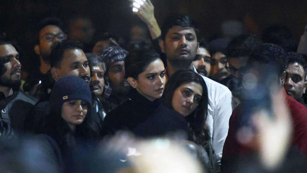 ঘটনার প্রতিবাদে কোনও বাক্যব্যয় করেননি বলিউডের প্রথম সারির প্রায় কোনও তারকাই। উজান স্রোতে সাঁতার কেটে কালো হাইনেকে দীপিকা প্রতিবাদীদের পাশে আগাগোড়াই ছিলেন নীরব। কিন্তু তাঁর নিরুচ্চার উপস্থিতিতেই সোশ্যাল মিডিয়া দ্বিধাবিভক্ত হয়ে গেল। এক দল রইলেন তাঁর পাশে। আর এক দল আবার একেবারে ‘হাতেনাতে’ তাঁর ‘অভিনয়’ ধরে ফেলে দাবি করল, সেটা নাকি ছিল ‘ছপক’-এর প্রচারকৌশল।