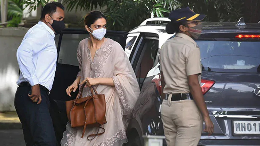 এই একটি ‘ভুল’ করেই ক্ষান্ত হননি দীপিকা। এর পর তাঁর নাম জড়াল মাদক-কাণ্ডে। নায়িকার অনুরাগীদের একাংশের মতে অবশ্য, জেএনইউ-তে উপস্থিতির মাশুলই হল মাদককাণ্ডে তাঁর নাম জড়িয়ে যাওয়া।