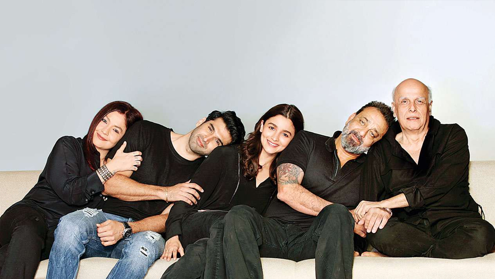 ২০২০ আগাগোড়াই ‘তারকাদের সন্তান’ এবং ‘স্বজনপোষণ’ টিনসেল টাউনে মূল ইস্যু হয়ে উঠেছে। কর্ণ জোহর, মহেশ ভট্ট, অনুপম খের, সলমন খানের মতো তারকাকে এখনও কাঠগড়াতেই দাঁড় করিয়ে রেখেছেন নেটাগরিকরা। এই নামগুলোর জন্য ইন্ডাস্ট্রিতে জায়গা পান না বহিরাগতরা— এই অভিযোগে সোশ্যাল মিডিয়া সোচ্চার হয়ে ওঠে। স্টারকিডদের বয়কট করার জেরে চরম ব্যর্থ হয় মহেশ ভট্টের ‘সড়ক টু’। ‘ডিসলাইক’-এর রেকর্ড করে ছবির ট্রেলর।