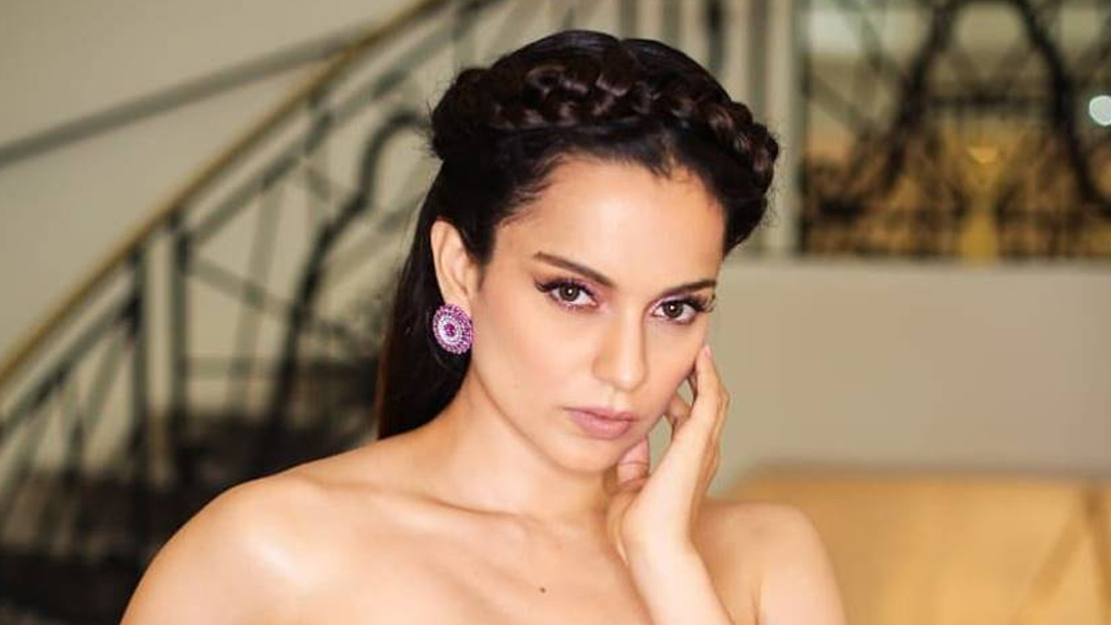 সুশান্ত-কাণ্ড পরবর্তী স্বজনপোষণ বিতর্কে কমবেশি জড়িয়ে গিয়েছেন বলিউডের এই প্রজন্মের প্রায় সব কুশীলব। তাঁদের মধ্যে সবথেকে বেশি আলোচিত কঙ্গনা রানাউত। স্বজনপোষণ প্রশ্নে প্রথম থেকেই সরব পর্দার ‘কুইন’। কর্ণ জোহরকে বিদ্ধ করে কঙ্গনার সরাসরি অভিযোগ ছিল, সুশান্তের মতো প্রতিভার অকালে ঝরে যাওয়ার কারণ স্টারকিডদের প্রতি ইন্ডাস্ট্রির ‘পক্ষপাতিত্ব’।