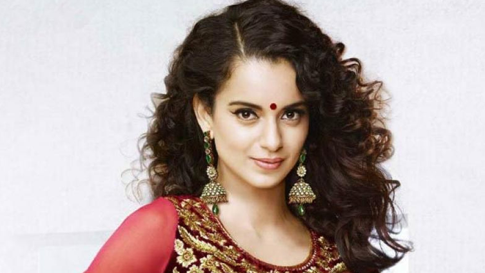 তাঁর স্পষ্টবাদী স্বভাবের জন্য কঙ্গনা বরাবর একইসঙ্গে নন্দিত ও নিন্দিত। লকডাউনে ঘরবন্দি নেটাগরিকরা মজেছিলেন তাপসী পন্নু এবং স্বরা ভাস্করের সঙ্গে তাঁর বাকযুদ্ধে। পরবর্তীতে দিলজিৎ দোসাঞ্জের মতো তারকার সঙ্গেও বচসায় জড়িয়ে পড়েন কঙ্গনা। অভিনেত্রী কঙ্গনা নন, ২০২০ জুড়ে খবরে রইলেন ‘ভুল করা’ এবং ‘ভুল ধরা’ কঙ্গনা।