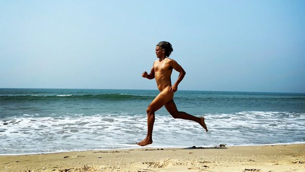 মিলিন্দ সোমান অবশ্য ট্রোলিং নিয়ে মাথা ঘামান না প্রাক্ সোশ্যাল মিডিয়া যুগ থেকেই। অতীতে বহু বিতর্কের নায়ক মিলিন্দ নগ্ন হয়ে দৌড়েছেন গোয়ার সৈকতে। এর জেরে অশ্লীলতাকে ‘উৎসাহ’ দেওয়ার অভিযোগ ওঠে তাঁর নামে। ভারতীয় দণ্ডবিধির ২৯৪ ধারা (অশ্লীল কর্মকাণ্ড) এবং ৬৭ ধারায় (অশ্লীল ছবি প্রকাশ) মামলা রুজু হয় তাঁর বিরুদ্ধে।