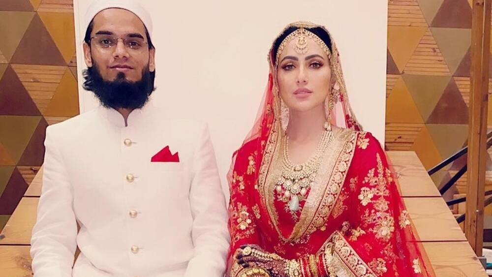 তার এক মাসের মধ্যে সুরতের ধর্মগুরু মুফতি অনসকে বিয়ে করেন সানা। স্বামীর সঙ্গে একটি ছবি ইনস্টাগ্রামে শেয়ার করেন তিনি। নবপরিণীতা সানার বিয়ের যাবতীয় ভিডিয়ো এবং ছবি সোশ্যাল মিডিয়ায় ছড়িয়ে পড়তেই সেখানে নেটাগরিকদের কমেন্টের ঢল। অধিকাংশ কমেন্টই এসেছিল সানার স্বামীর চেহারাকে কটাক্ষ এবং বক্রোক্তি করে।