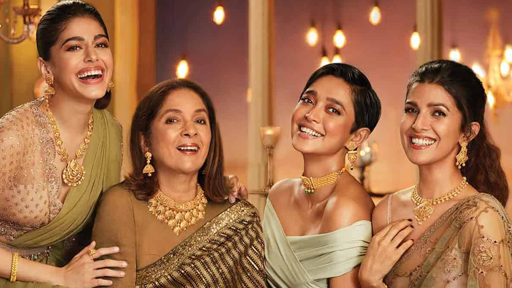 বিজ্ঞাপনে অভিনয় করেও বিতর্কিত হওয়া যায়— বলিউডের পুরনো এই ধারায় এ বার শামিল নীনা গুপ্ত, নিমরত কউর, সায়নী গুপ্ত এবং আলায়া এফ। বিখ্যাত গয়না প্রস্তুতকারী সংস্থার ব্র্যান্ডের বিজ্ঞাপনের বার্তা ছিল, দীপাবলি হওয়া উচিত শব্দহীন আলোর উৎসব। ওই বিজ্ঞাপন ঘিরে জোরালো হয় বিতর্ক। নেটাগরিকদের একাংশের অভিযোগ ছিল, হিন্দুধর্মের ভাবাবেগে আঘাত করেছে এই বার্তা। ট্রোলিং থেকে রেহাই পাননি বিজ্ঞাপনে অংশ নেওয়া চার অভিনেত্রীও। তার আগে একই সংস্থার আরও একটি বিজ্ঞাপন নিয়ে তীব্র বিতর্ক হয়েছিল।