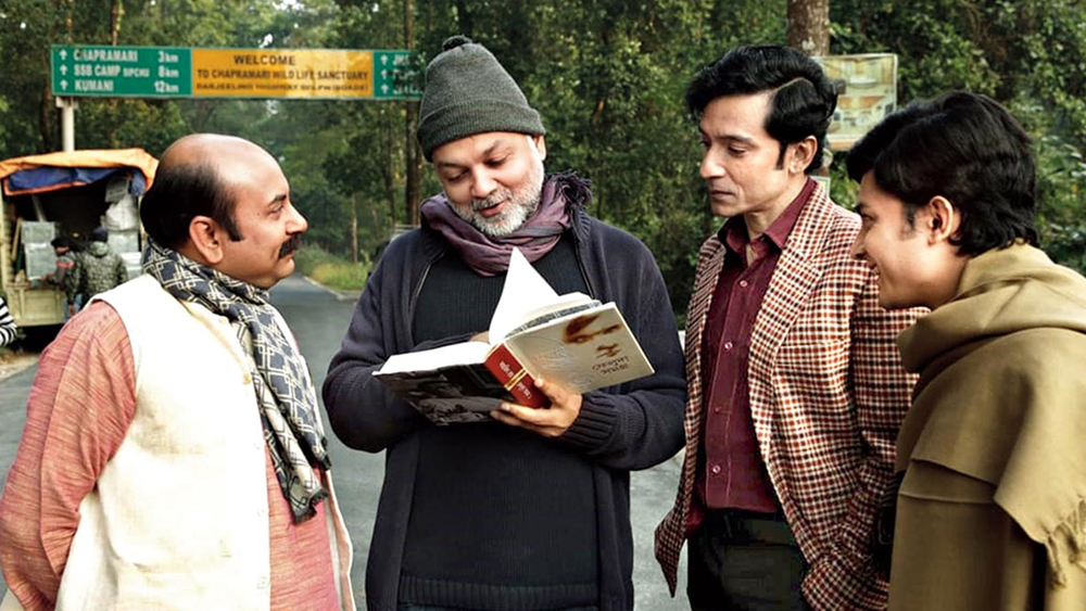 বিতর্ক-ট্রোলিং-ভুল কারণে শিরোনামে আসার ভূরি ভূরি নজির ছড়িয়ে আছে বাংলাতেও। সৃজিত মুখোপাধ্যায়ের ছবি এ বারও বিতর্কের কেন্দ্রে। নেট দুনিয়ায় সৃজিতের ‘ফেলুদা ফেরত’-এর ট্রেলর পৌঁছন মাত্র শুরু হয় বিতর্ক। কারণ, টাইটেল কার্ডে লেখা ছিল ‘রিটন অ্যান্ড ডিরেকটেড বাই সৃজিত মুখোপাধ্যায়’। অর্থাৎ কাহিনি এবং পরিচালনা, দু’টি বিভাগেই তাঁর নাম দেওয়া হয়েছে। সোশ্যাল মিডিয়া সরগরম হয়ে ওঠে ফেলুদা-ভক্তদের ক্ষোভে। কারণ, ‘ফেলুদার’ লেখক তো সত্যজিৎ রায়।