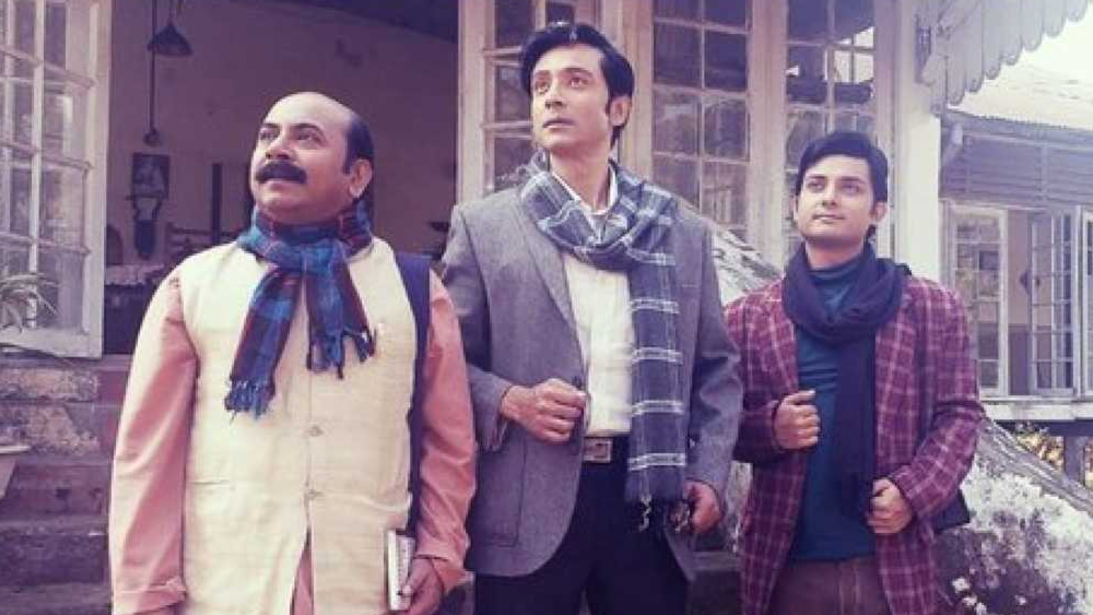 ‘ফেলুদা ফেরত’-এ থ্রি মাস্কেটিয়ার্সের দু’টি কাহিনি আছে—‘ছিন্নমস্তার অভিযান’ এবং ‘যত কাণ্ড কাঠমাণ্ডুতে’। ট্রেলর মুক্তির পরে একাংশের বক্তব্য ছিল, সত্যজিতের কাহিনির লেখক কী ভাবে হতে পারেন সৃজিত? অন্য একাংশের দাবি ছিল, টাইটেল কার্ডের প্রথমেই লেখা ছিল ‘সত্যজিতের কাহিনি অবলম্বনে’। ফলে বিতর্কের কোনও অবকাশ নেই।