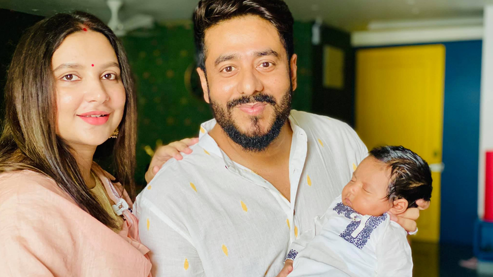 তবে টলিউডে আপাতত খবরের কেন্দ্রে রাজ চক্রবর্তী-শুভশ্রীর শিশুপুত্র ইউভান। তাকে বলা হচ্ছে ‘টালিগঞ্জের তৈমুর’। জন্মের পর থেকে বিভিন্ন ভঙ্গিমায় ছেলের ছবি সোশ্যাল মিডিয়ায় নিয়মিত পোস্ট করেন চক্রবর্তী দম্পতি। ইউভানের ফ্যান ক্লাব স্ফীত হলেও ট্রোলিংও নেহাত কম হয়নি।