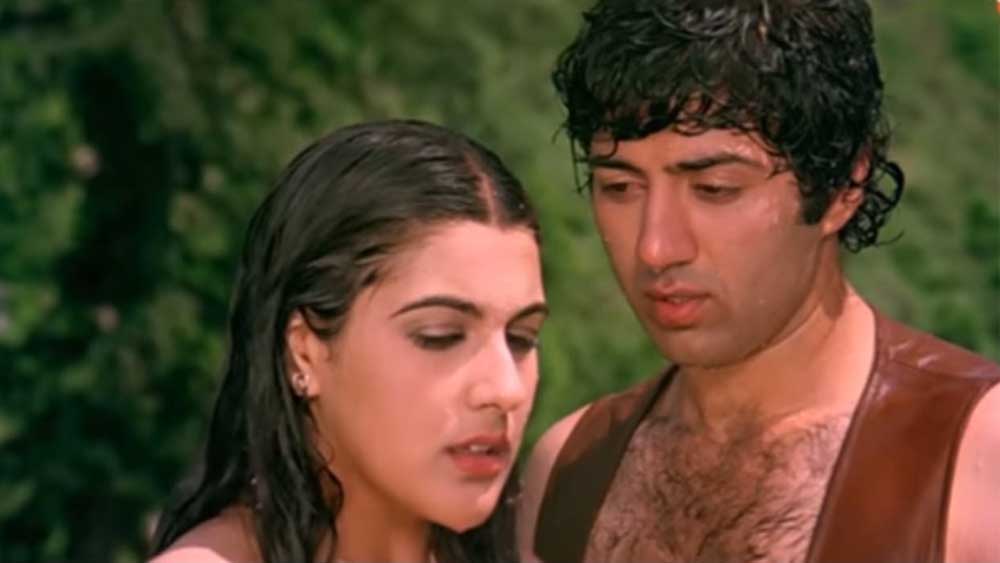 আটের দশকের শুরুতে দেওল পরিবার বলিউডে যথেষ্ট ক্ষমতাশালী ছিল। তাঁদের ক্ষমতার স্বর্ণযুগেই ১৯৮৩ সালে মুক্তি পেয়েছিল সানির প্রথম ছবি ‘বেতাব’। বিপরীতে নায়িকা অমৃতা। তাঁরও এটা প্রথম ছবি ছিল।