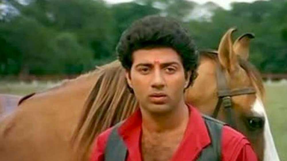 সুপারহিট ‘বেতাব’-এর পরের বছরই গুঞ্জরিত হয় সানির বিয়ের খবর। শোনা যেতে থাকে, ধর্মেন্দ্রর বড় ছেলে ইতিমধ্যেই বিবাহিত। কিন্তু নিজের ‘ফ্যান ফলোয়িং’ ধরে রাখার জন্য তিনি বিবাহিত পরিচয় লুকিয়ে রেখেছেন।