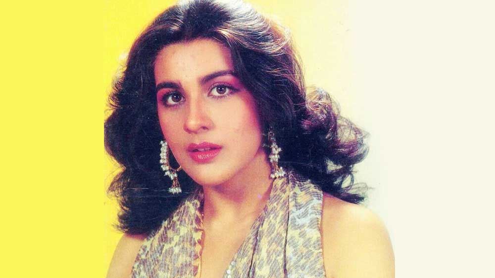 তাঁদের বিয়ের খবর জানাজানি হতেই আশাহত হয়ে পড়েন অমৃতা। তাঁর স্বপ্নের প্রাসাদ ভেঙে টুকরো টুকরো হয়ে যায়।