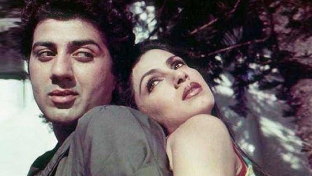 সানির জীবনে অবশ্য এর পরেও বিবাহ বহির্ভূত সম্পর্ক এসেছে। যেখানে অমৃতার সঙ্গে তাঁর প্রেম শেষ হয়েছে, সেখান থেকেই শুরু হয়েছে ডিম্পলের সঙ্গে সম্পর্ক।