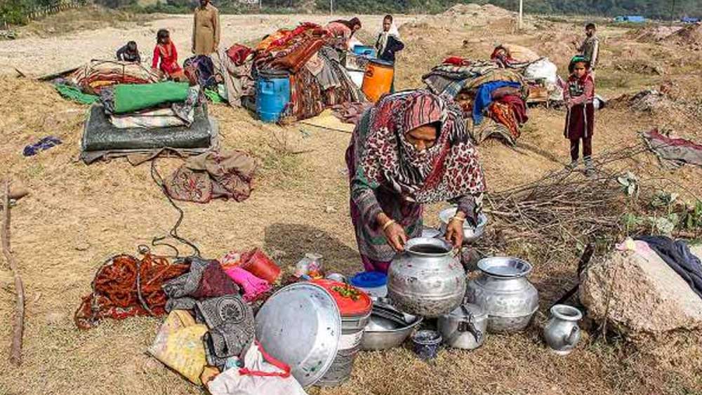কিন্তু আইন কার্যকর হওয়ার আগেই হাজার হাজার আপেল গাছ নিধন, স্থানীয়দের ঘরবাড়ি গুঁড়িয়ে দেওয়া এবং উচ্ছেদ নোটিস ধরানোর পিছনে রাজনৈতিক উদ্দেশ্য এবং ধর্মীয় বিদ্বেষ লুকিয়ে রয়েছে বলে অভিযোগ স্থানীয়দের। এই মুহূর্তে উপত্যকায় গুর্জর এবং বাখরওয়াল গোষ্ঠীর প্রায় ২০ লক্ষ মানুষের বাস। উপত্যকার মোট জনসংখ্যার ১২ শতাংশ এই দুই গোষ্ঠীর মানুষ। কাশ্মীরি এবং ডোগরাদের পর তারাই সেখানকার তৃতীয় বৃহত্তম সম্প্রদায়।