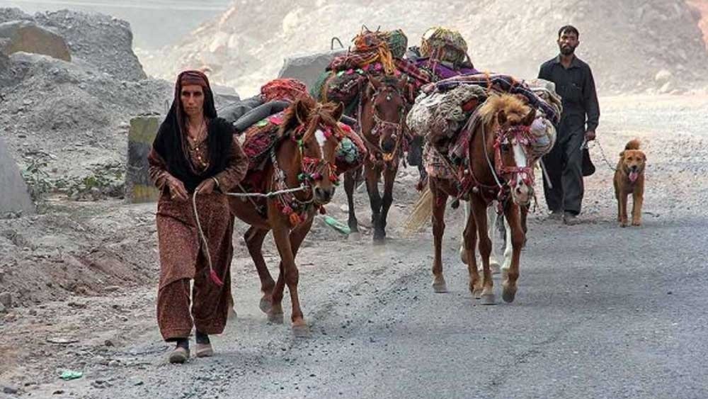 তফসিলি উপজাতি সম্প্রদায়ের অন্তর্ভুক্ত হওয়ায় গুর্জর এবং বাখরওয়ালদের উচ্ছেদের নোটিস ধরানো সম্পূর্ণ বেআইনি পদক্ষেপ বলে দাবি আইনজীবীদের। বনবাসীদের বাড়িঘড় ধ্বংস করা হলে, আইনত তাঁদের ক্ষতিপূরণ দেওয়া উচিত বলেও জানান তাঁরা। তা যাতে না দিতে হয়, তার জন্যই উপত্যকায় অরণ্যের অধিকার আইন কার্যকর করা নিয়ে সরকার ঢিলেমি করছে বলে অভিযোগ উঠছে।