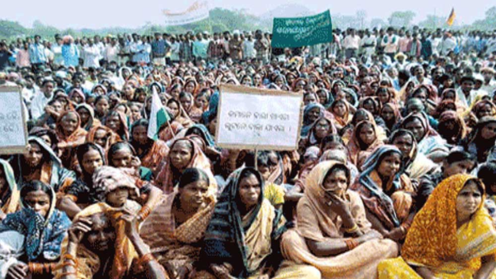 এর আগে, ২০১৯ সালের ১৩ ফেব্রুয়ারি একটি মামলার শুনানিতে সুপ্রিম কোর্ট সমস্ত রাজ্যকে নির্দেশ দেয় যে, অরণ্যের অধিকার আইনের এক্তিয়ারে পড়ছেন না যে সমস্ত তফসিলি উপজাতি এবং বনবাসী, অবিলম্বে বন দফতরের জমি থেকে তাঁদের উচ্ছেদ করতে হবে। কিন্তু দেশের অন্দরে এবং রাষ্ট্রপুঞ্জে তীব্র সমালোচনার মুখে পড়ে ১৫ দিনের মাথায় নিজের রায়েই স্থগিতাদেশ দেয় শীর্ষ আদালত।