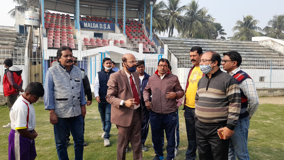 সরেজমিনে নজরদারি করছেন তৃণমূল কংগ্রেসের নেতা কৃষ্ণেন্দু নারায়ণ চৌধুরী। নিজস্ব চিত্র।