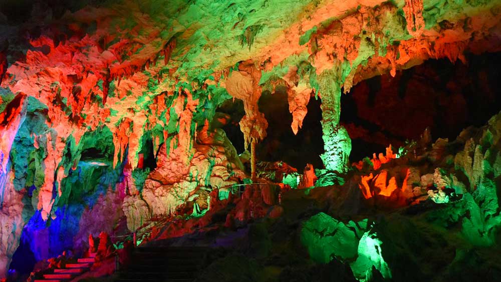 চিনের কুনমিং থেকে বাসে এই স্থানে আসা যায়। প্রতি বছর দেশ বিদেশ থেকে প্রচুর পর্যটক এসে ভিড় জমান। ফলে অনেক হোটেলও গড়ে উঠেছে।