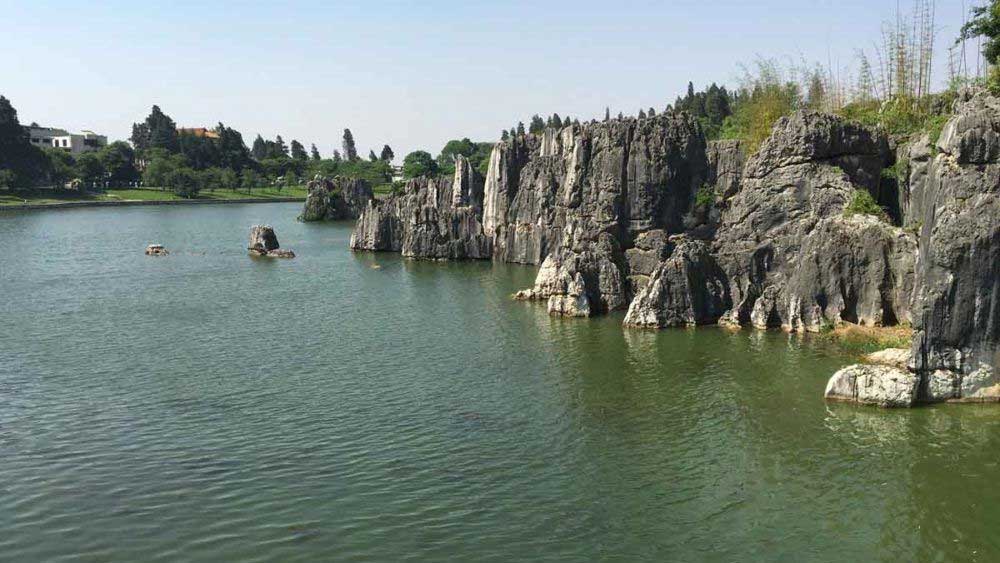 ক্রমে জলের স্তর নামতে শুরু করলে জঙ্গলের মতো পাথরগুলো মাথাচাড়া দিয়ে ওঠে।