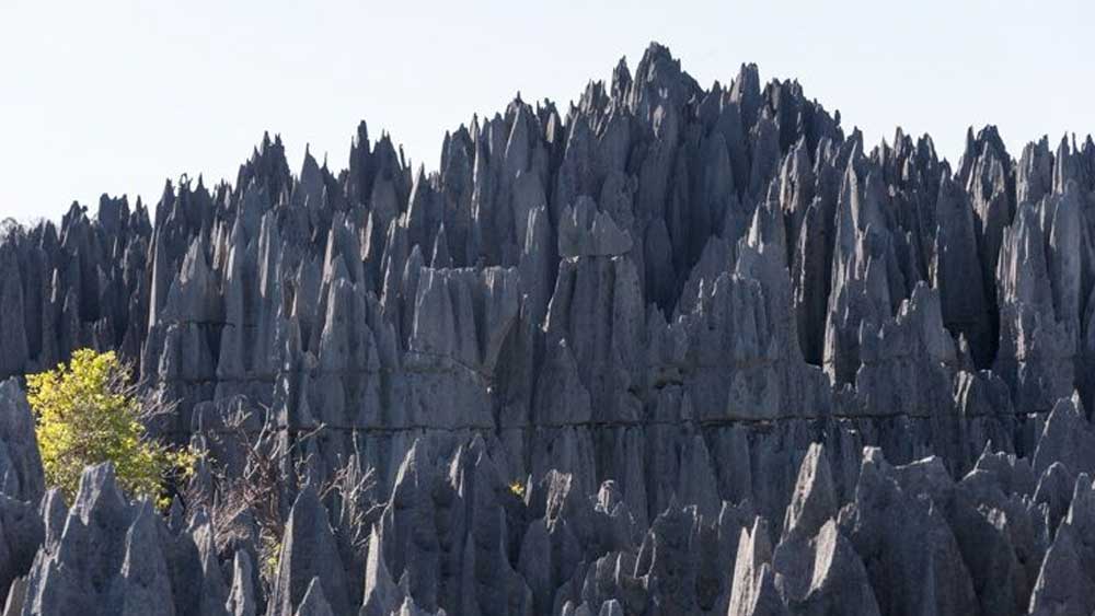 তার পর দীর্ঘ সময় ধরে বায়ুর সঙ্গে ঘর্ষণে ক্ষয়প্রাপ্ত হয়ে এ রকম আকার ধারণ করেছে সেগুলো।