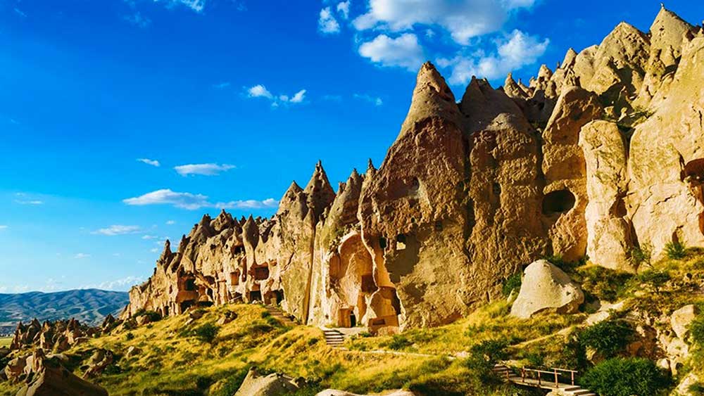 তুরস্কের কাপাডোশিয়ায় ওই পাথরের ভিতরে গুহা তৈরি করে এক সময় মানুষ বসবাস করতেন।