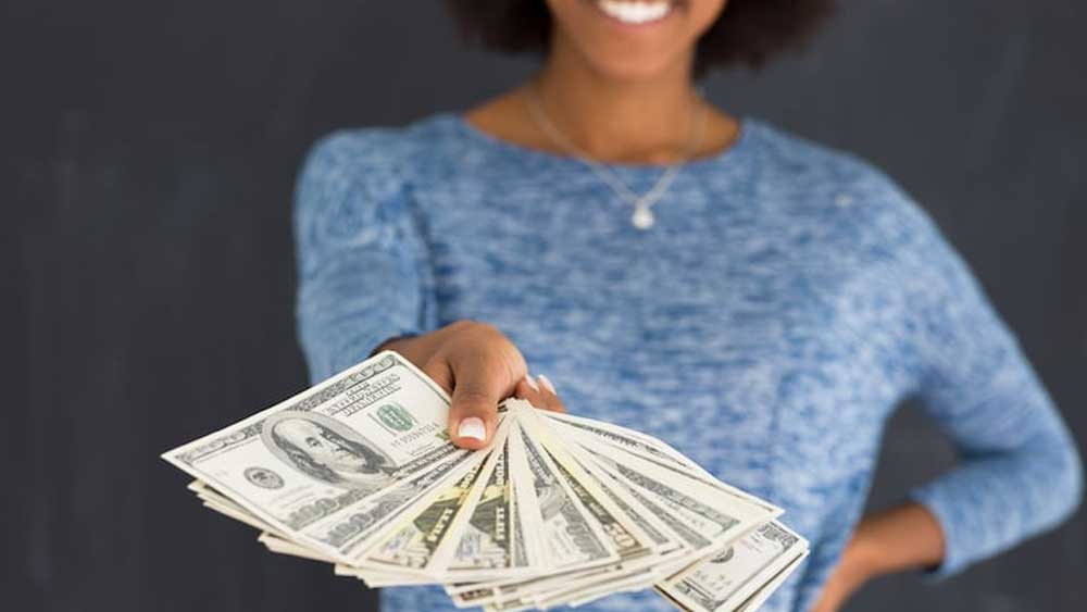 হোসে দেখেছিলেন কী ভাবে তার সহপাঠীদের একাংশ বাজে খরচ করে পকেটমানি শেষ করে। উল্টো দিকে কোনও সহপাঠী হয়তো টাকার অভাবে বইটাও ঠিক মতো কিনে উঠতে পারে না। তখনই তার মাথায় এই অভিনব ভাবনা আসে।