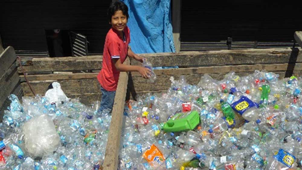 তার ব্যাঙ্কের সবচেয়ে অভিনব বিষয় হল গ্রাহকদের অ্যাকাউন্টে টাকা রাখতে হয় না। বদলে পরিত্যক্ত প্লাস্টিকের জিনিস রাখতে হয়।