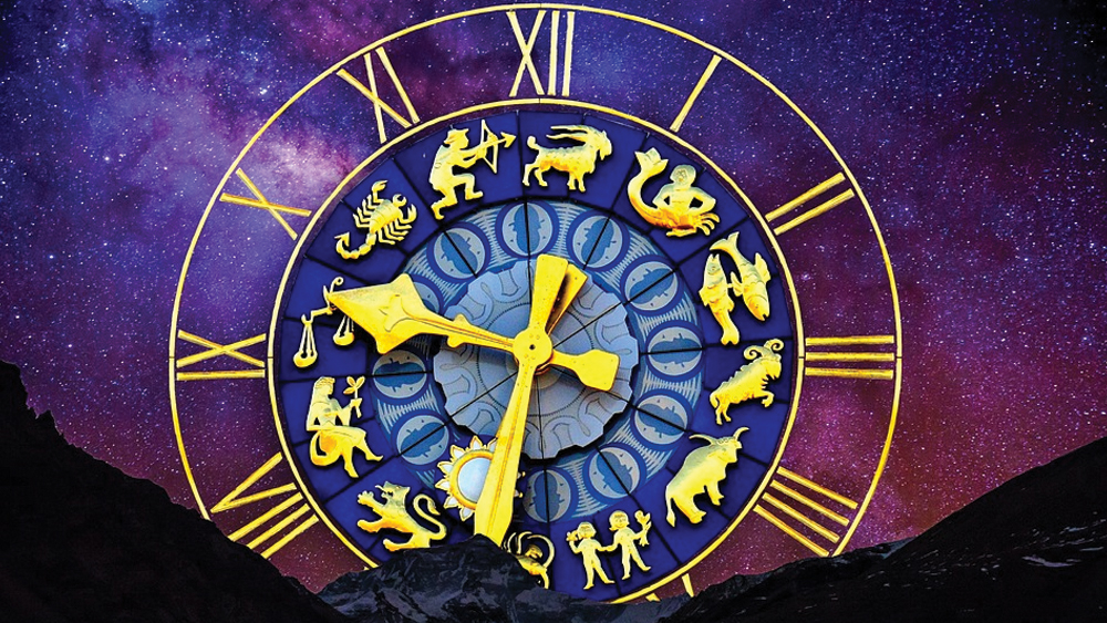 S-  এঁদের জন্য নতুন বছরটা খুবই ভাল। বাড়তি সুখ আসবে। সবেতে না হলেও কোনও একটা বিষয়ে এক নম্বর হওয়ার সুযোগ আসবে। অর্থাভাগ্যও সারা বছর খুবই ভাল। তবে নতুন প্রেম চাইলে হতাশ হতে হবে। এলেও স্থায়ী না হওয়ার সম্ভাবনা বেশি। জেনে রাখা দরকার যে, নামের আদ্যাক্ষর S হলে, তারা সবসময়ে নতুন কিছু করার বিষয়ে উদ্যোগী হন। সব সময়ে মাথায় নতুন কিছু করার ভাবনা কাজ করে। এঁরা সবেতেই এক নম্বর হতে চান। ফলে মাঝে মাঝে হতাশ হতে হয়। এঁরা খুবই আত্মনির্ভর হন। নিজের কাজ নিজে করতেই পছন্দ করেন। অপরের জ্ঞান শোনেন, কিন্তু নিজের মতোই চলেন।