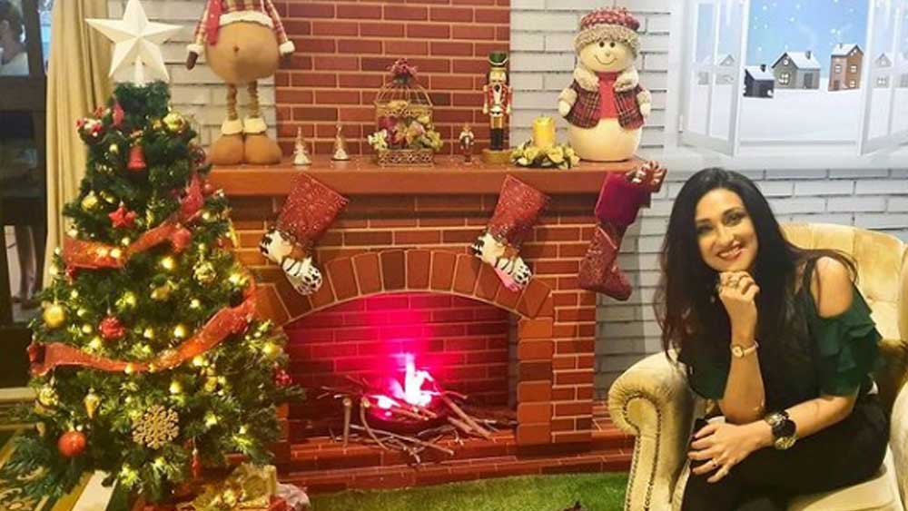 অন্য দিকে বড় দিনে ভালবাসার শহরের উষ্ণতা গায়ে না মাখতে পেরে কিছুটা মন খারাপ ঋতুপর্ণার। সুদূর সিঙ্গাপুরেই নিজের বাড়ির ড্রয়িং রুমে সাজালেন ক্রিসমাস ট্রি। তার পাশে বসে হাসিমুখে ছবি তুলে বড়দিনের শুভেচ্ছা জানালেন অনুরাগীদের।