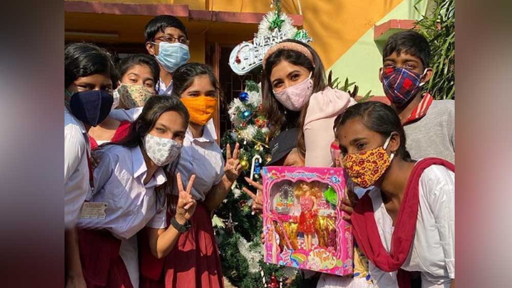 অভিনেত্রী ঋতাভরী চক্রবর্তীর উৎসব ছিল কিছুটা অন্য রকম। ক্রিসমাসের আগেই উপহারের ঝুলি তিনি পৌঁছে গিয়েছিলেন ‘আইডিয়াল স্কুল অফ ডেফ’-এর খুদে বন্ধুদের কাছে। সান্তা হয়ে হাসি ফুটিয়েছেন বিশেষ ভাবে সক্ষম শিশুদের মুখে।