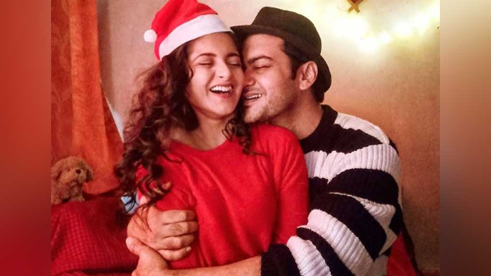 ভালবাসার উষ্ণতায় একে অপরকে মুড়ে রাখলেন অভিষেক বসু এবং দিয়া মুখোপাধ্যায়। ইনস্টাগ্রামে রোম্যান্টিক ছবি পোস্ট করে ‘কাপল গোলস’ দিলেন নেটাগরিকদের।