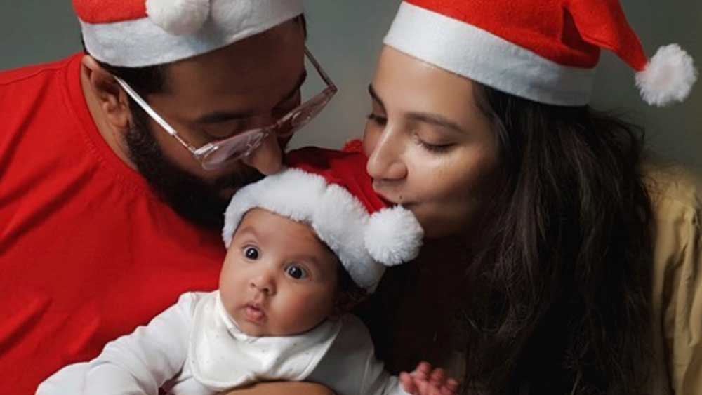 .টলিপাড়ার আদরের দুই খুদে কবির এবং ইউভানকে তাদের মায়েরা সান্তা সাজালেন বড়দিনে। সন্তানের প্রথম ক্রিসমাসকে স্মরণীয় করে রাখতে বিশেষ মুহূর্তগুলিকে লেন্সবন্দি করলেন তাঁরা।