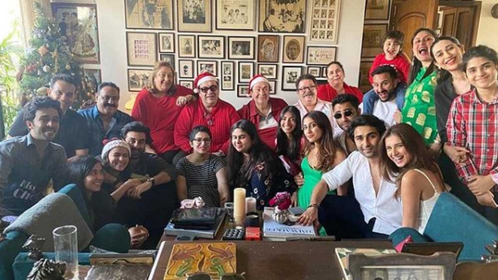 সেখানে এসে উপস্থিত হয়েছিলেন লাভ বার্ডস রণবীর-আলিয়াও। মাথায় সান্তা টুপি চাপিয়ে প্রেমিকের সঙ্গে মিষ্টি হেসে ছবি তুললেন অভিনেত্রী।