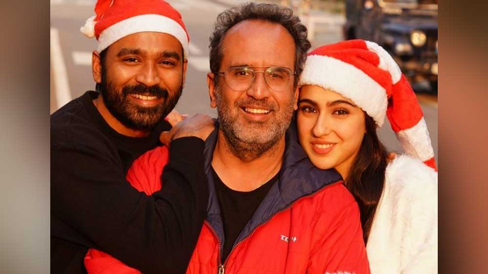 বাবা সইফ যখন পরিবারকে নিয়ে উৎসব উদযাপনে মজে, মেয়ে সারা তখন ছবির শ্যুটিং ব্যস্ত। ‘আতরাঙ্গি রে’-র সেট থেকে মাথায় সান্তা টুপি পরে সহ অভিনেতা ধনুশ এবং পরিচালক আনন্দ এল রাইয়ের সঙ্গে ছবি পোস্ট করলেন অভিনেত্রী।