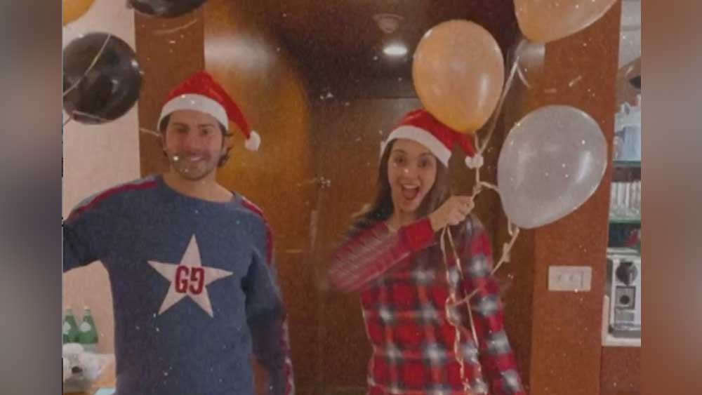 ‘যুগ যুগ জিও’-র সেট থেকে সান্তা টুপি পরে, হাতে বেলুন নিয়ে ব্যুমেরাং ভিডিয়ো শেয়ার করে অনুরাগীদের বড়দিনের শুভেচ্ছা জানালেন বরুণ এবং কিয়ারা।